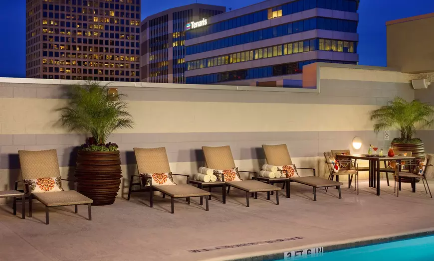 Outdoor pool & jacuzzi