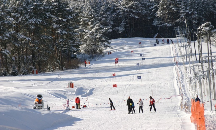 Image 2: Karnety na stok narciarski: 3 godziny dla 1-4 osób dorosłych i dzieci
