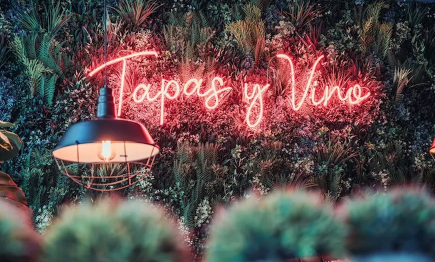 Image 3: Ervaar authentieke smaken in een sfeervolle Spaanse tapasbar
