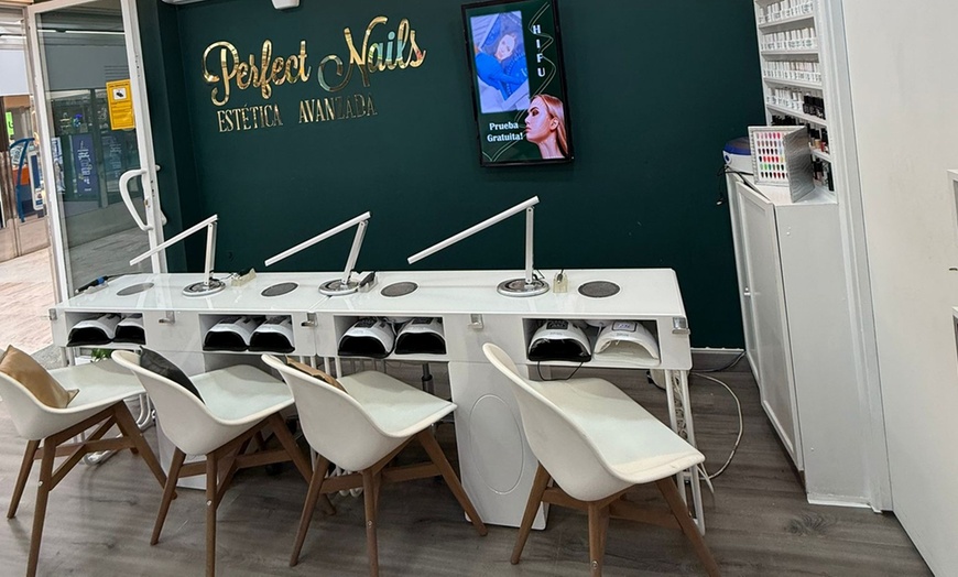 Image 3: 1 sesión de manicura, pedicura o extensión de uñas con parafina para 1