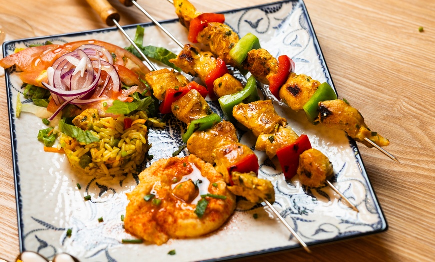 Image 10: Menú fusión con entrante, principal, postre y bebida 