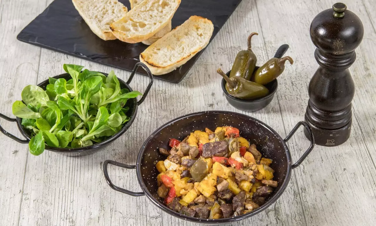 Menú mediterráneo para 2 o 4 con postres y vino con vistas al mar