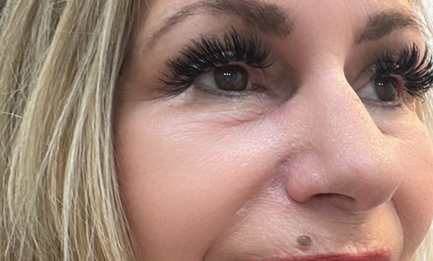 Image 6: Get Full Set of Classic or Volume Eyelash Extensions