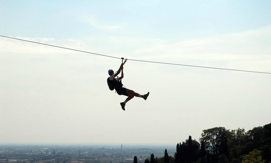 Image 4: Lanci in teleferica sulle mura di Bergamo Alta 