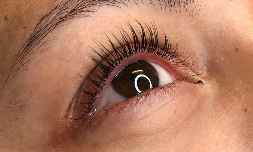 Image 2: Lifting y tinte de pestañas y opción a visagismo y laminado de cejas  
