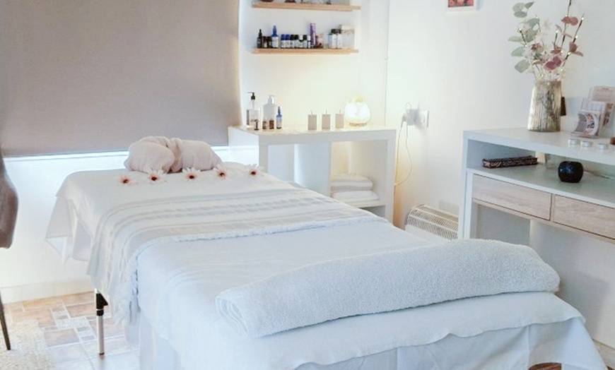 Image 2: Masaje a elegir de 60 o 75 minutos con aromaterapia para 1 persona