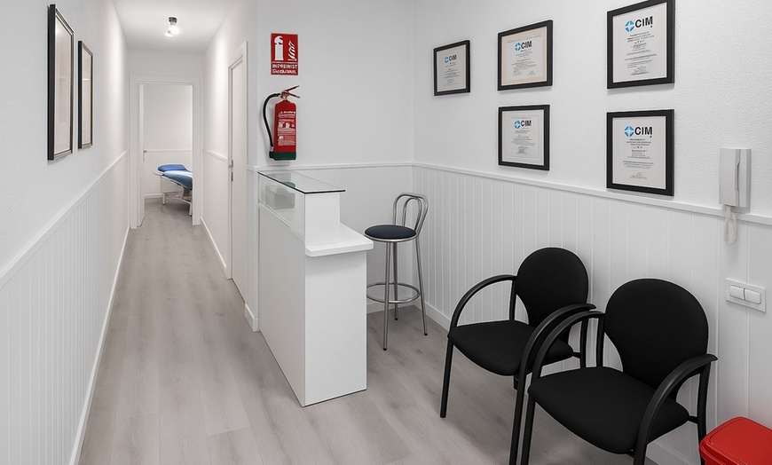 Image 3: Ajuste de osteopatía con análisis postural y corrección vertebral