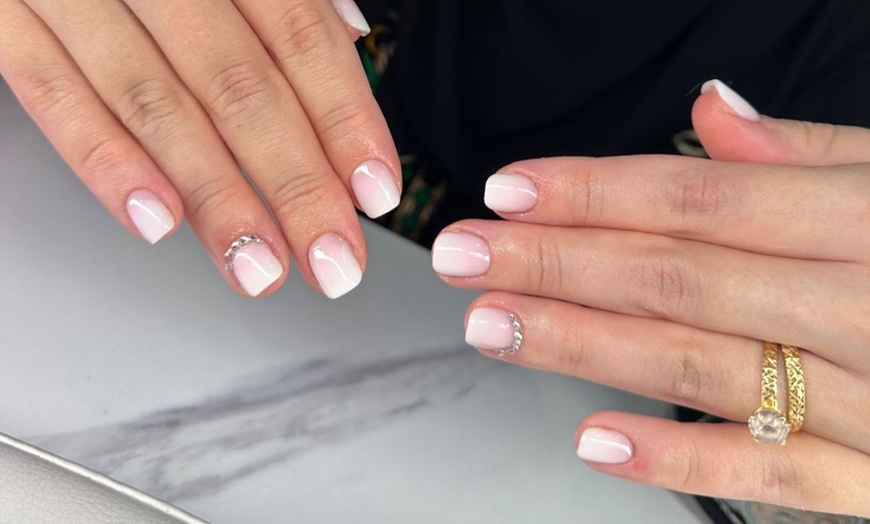 Image 2: Beauté des mains, vernis, pose de faux ongles ou spa au choix 