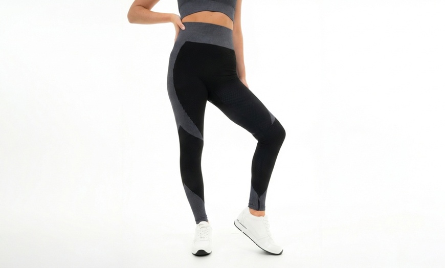 Image 2: Women’s High-Waist Textured Panel Leggings with 4-Way Stretch