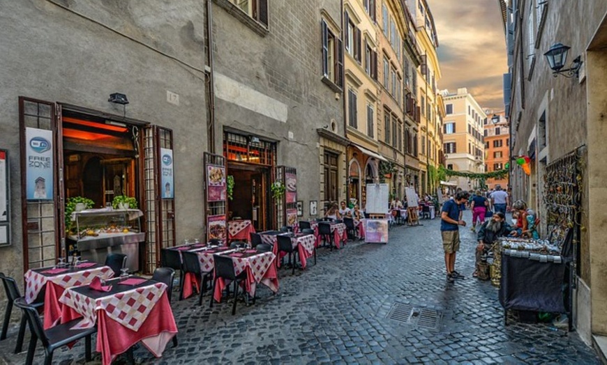 Image 3: Roma 4*: soggiorno in camera doppia o tripla con colazione e aperitivo