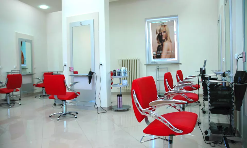 Do 50% zniżki na Salon - Strzyżenie - Kobiety w Salon fryzjerski POINT - Image 3