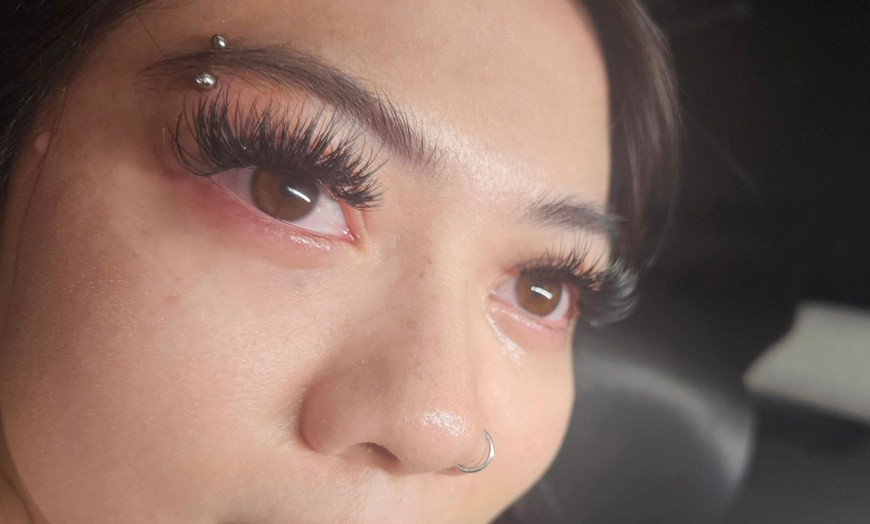 Image 3: Achieve Glamorous Lashes with Eyelash Extensions