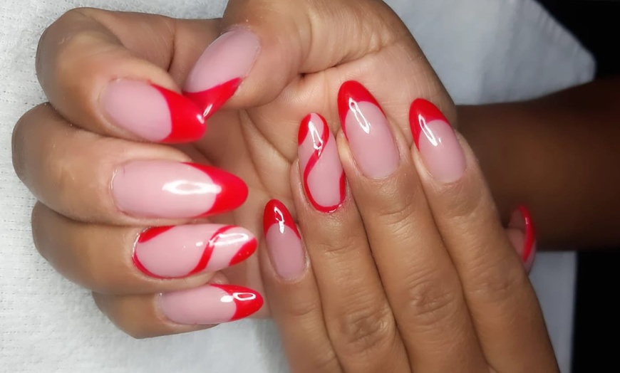 Image 13: Manicura y/o pedicura normal o semipermanente y primera puesta de uñas