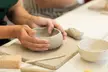Taller de cerámica a elegir con bebida y aperitivo o desayuno para 1 o 2 personas al 43% - Second Medium