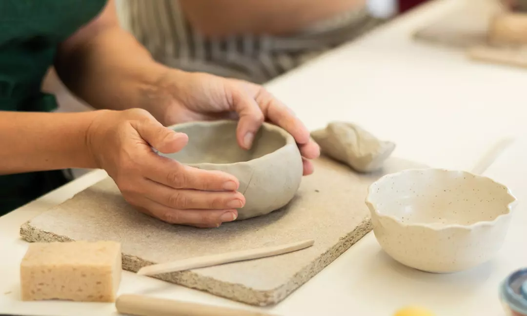 Taller de cerámica con desayuno o aperitivo a elegir para 1 o 2 personas