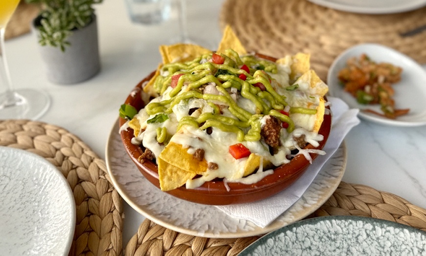 Image 5: Menú mexicano para 2 o 4 personas con michelada especial de la casa