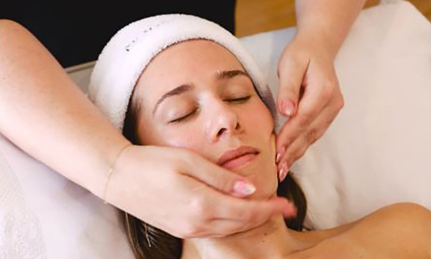 Image 4: 60, 80, or 100-Minute Aromatherapy Massage with Deep Cleansing Facial