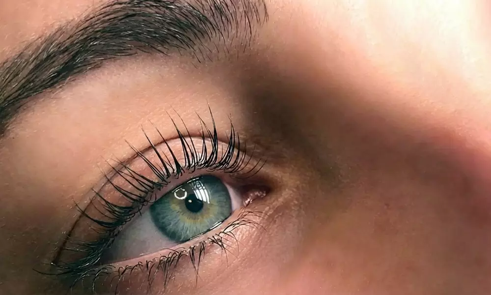 Extensión de pestañas con diseño de cejas y depilación de labios-cejas