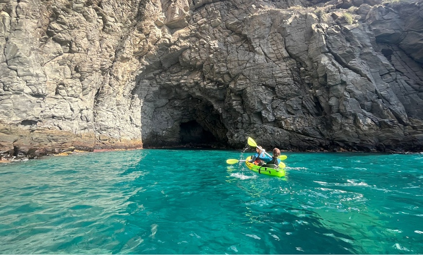 Image 7: Explora la bahía de las tortugas en kayak doble con snorkel