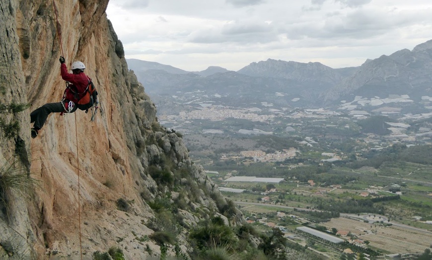 Image 7: Puenting, descenso de barrancos, espeleología o vía ferrata