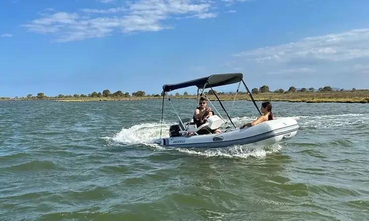 Hasta 8 horas de alquiler de lancha sin licencia para 2-8 personas