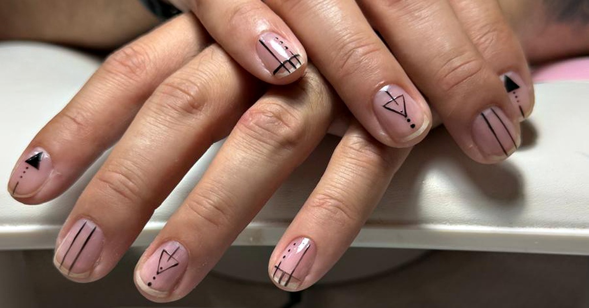 Servicio de manicura y pedicura semipermanente, acrílico o gel en Madrid