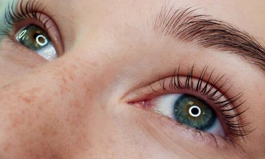 Image 2: Augenbrauen- und/oder Wimpern-Lifting inkl. Färben für 1 Person