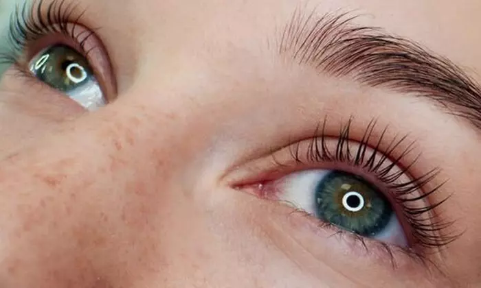 Augenbrauen- und/oder Wimpern-Lifting inkl. Färben für 1 Person