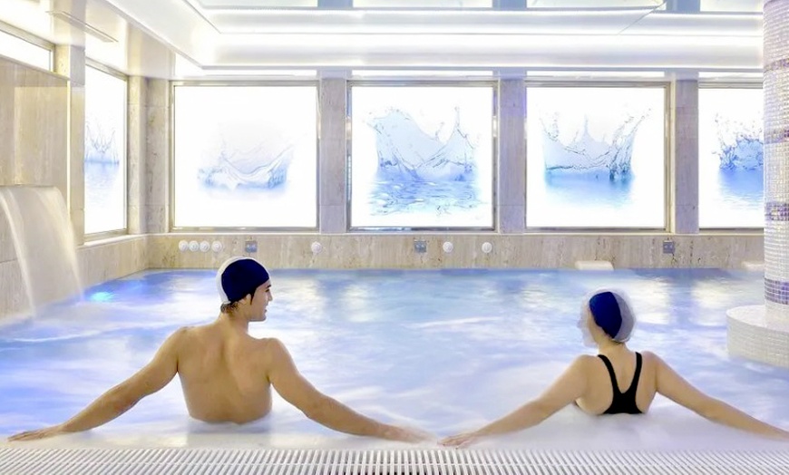 Image 1: Spa nocturno privado para parejas en hotel de 5 * con copa de cava