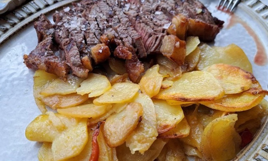 Image 3: Menú mediterráneo con postre y bebida o botella de vino para 2 o 4