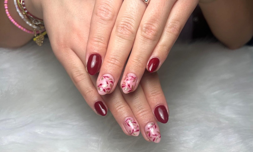 Image 4: Manicura, pedicura exprés o primera puesta de uñas con gel/acrílico