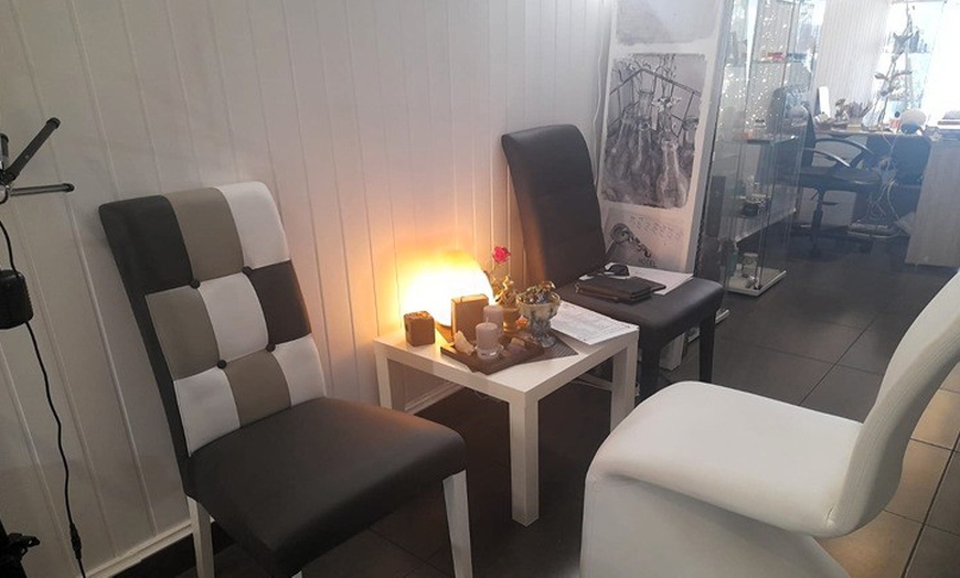 Image 7: Rosaterapia o chocolaterapia de 60 minutos con opción a reflexología 