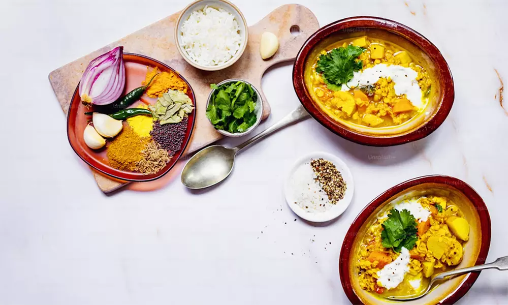 Starter & Main w/ Rice or Naan & a Soft Drink/Tiger Beer for Up to 4