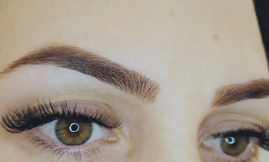 Image 4: Presume de mirada con tratamientos de pestañas y cejas para 1 persona 