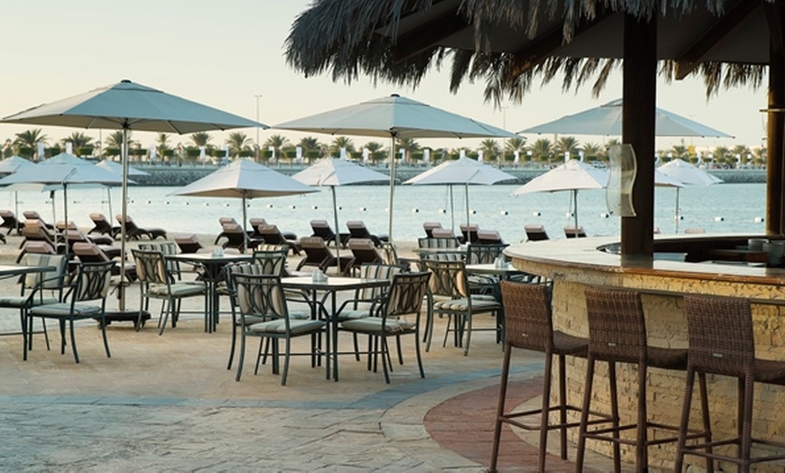 Image 2: Dine and Dip at Hiltonia Beach Club