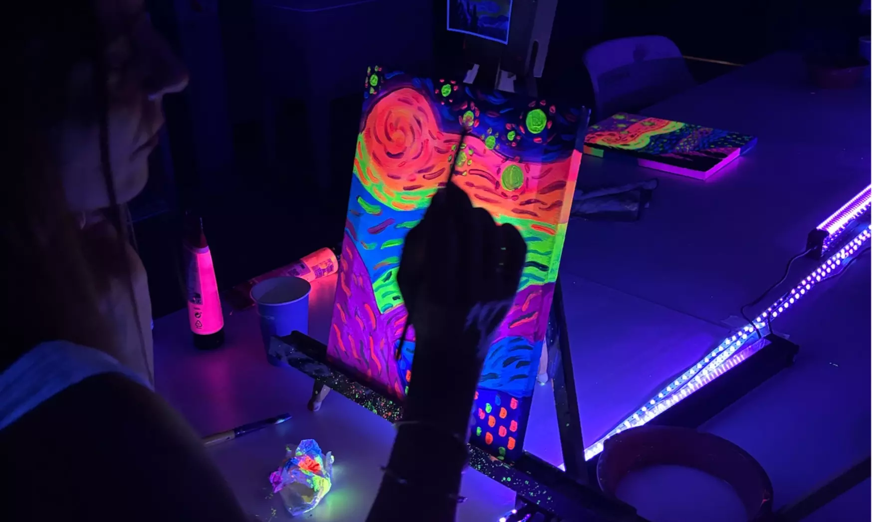 Taller de pintura Neon con vino ilimitado para 1 o 2 personas
