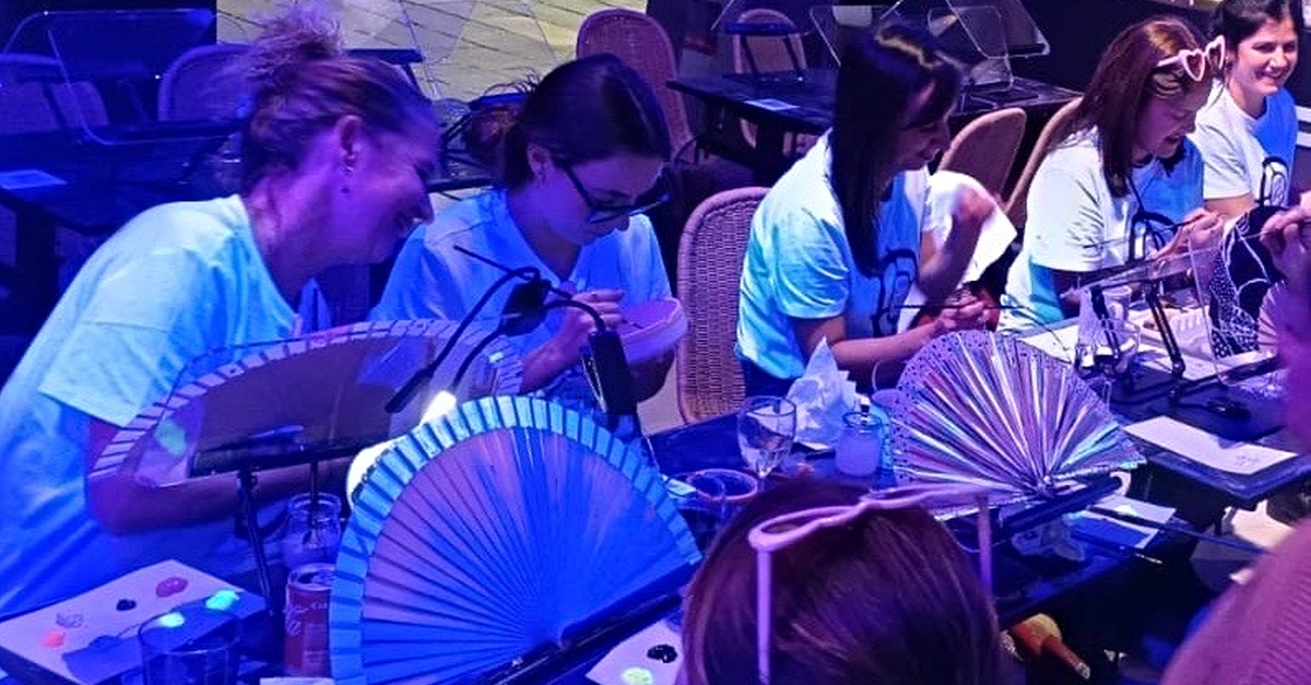 Taller de pintura de abanicos fluorescentes en Barcelona