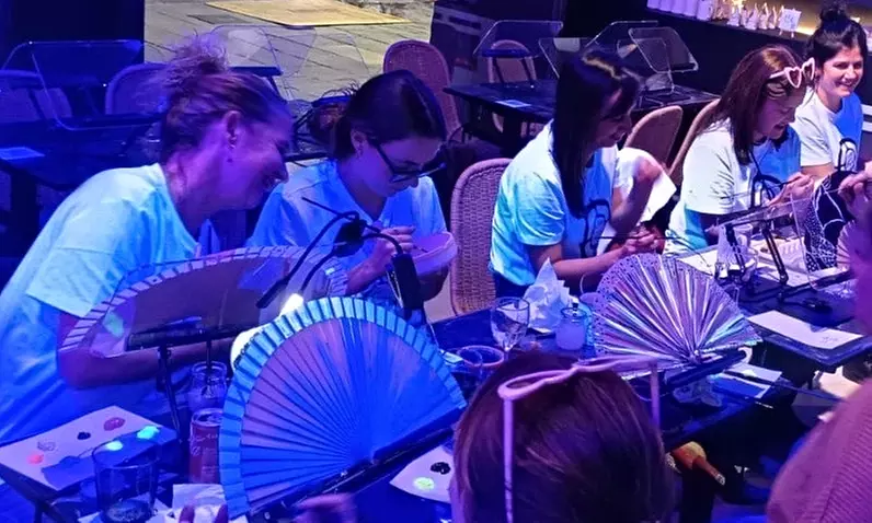 Taller de pintura de abanicos fluorescentes con bebida y cheesecake