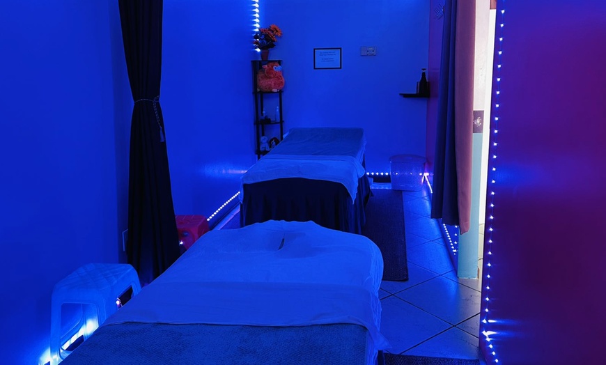 Image 4: 60- or 90-Minute Swedish or Deep Tissue Couples Massage