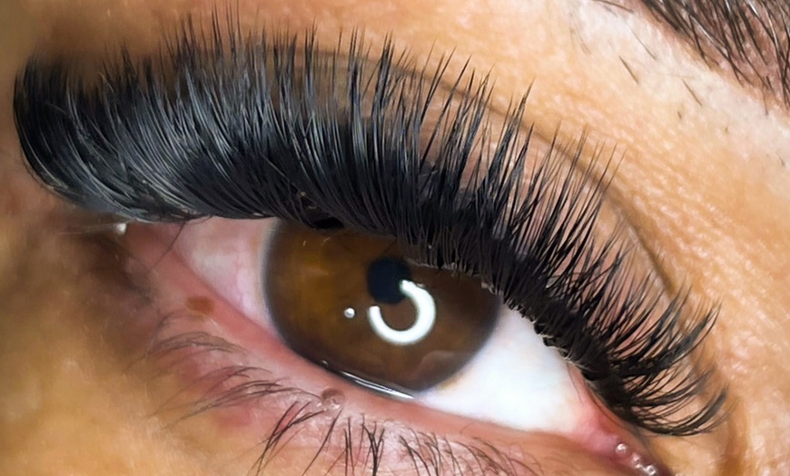 Image 2: Timeless Elegance with One Full Set of Classic Eyelash Extensions 