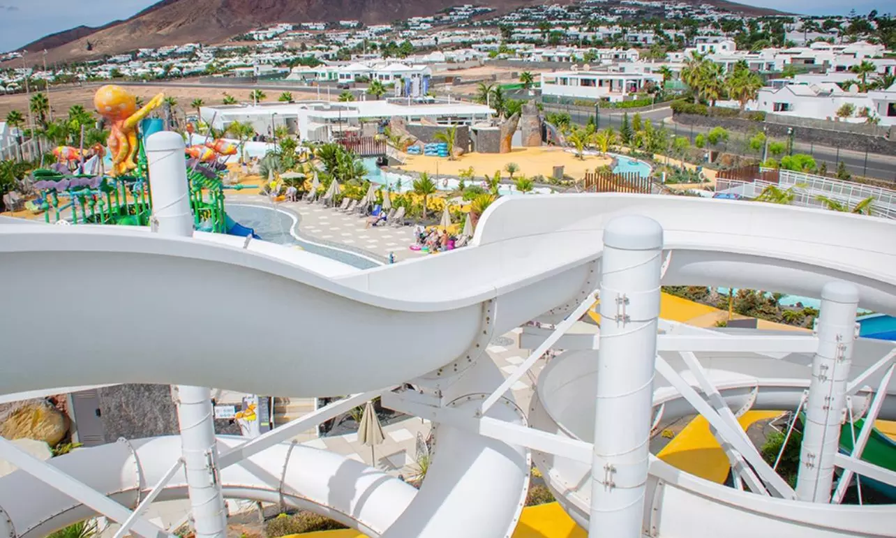 Entrada para niño o adulto a parque acuático Aqualava en Lanzarote