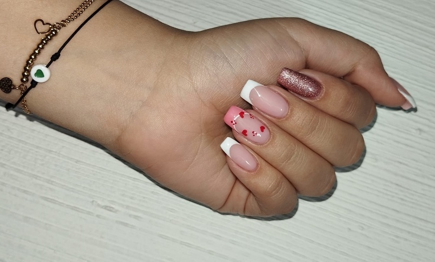Image 8: Manicura o primera puesta de uñas con gel o acrílico y opción a diseño