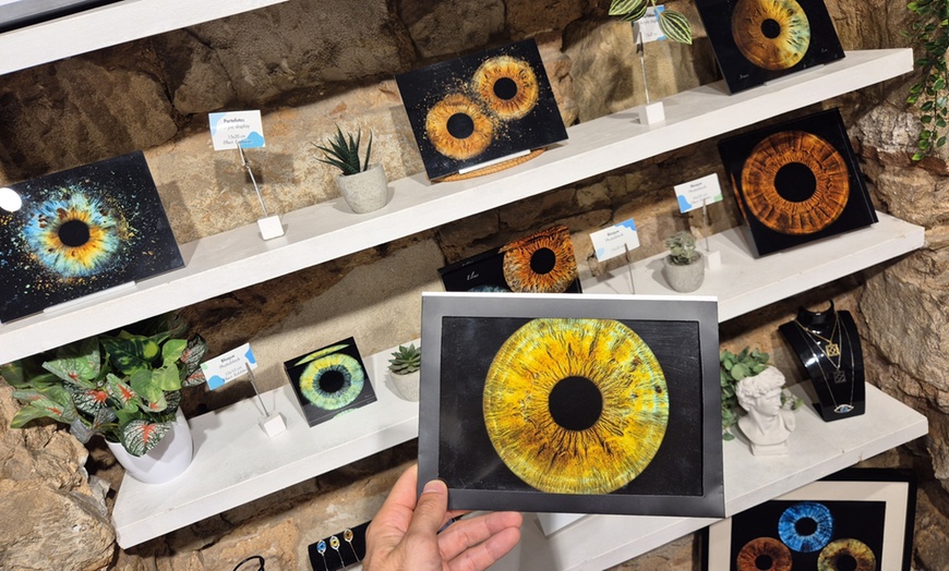 Image 12: Fotografía artística del iris del ojo con impresión en 15 x 20 cm
