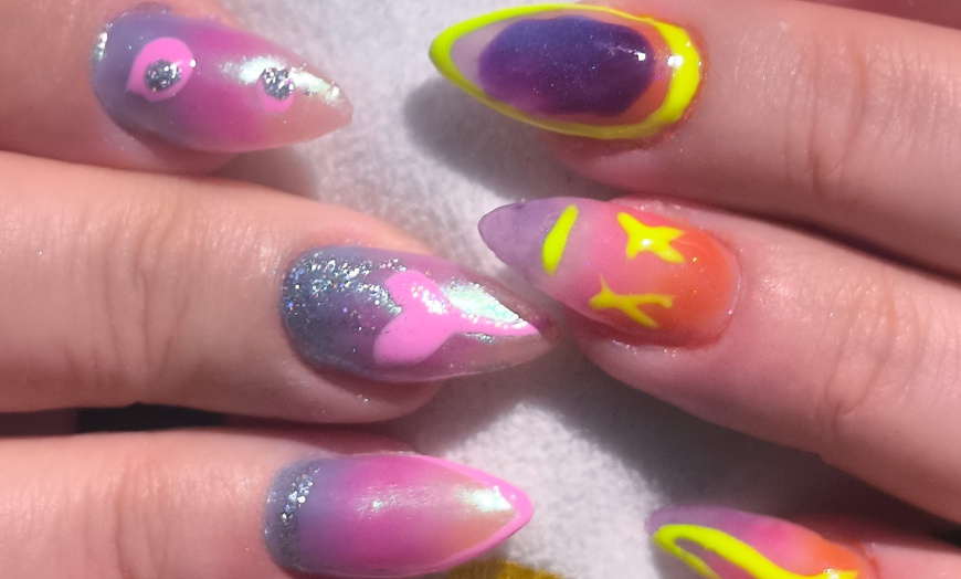 Image 3: Manicura, pedicura o manipedi con esmaltado normal o semipermanente