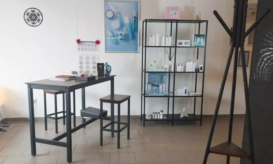 Fuß-Spa mit medizinischer Fußpflege & Massage, Rücken-Massage oder Ganzkörper-Massage nach Wahl für 1 Person - Second Medium