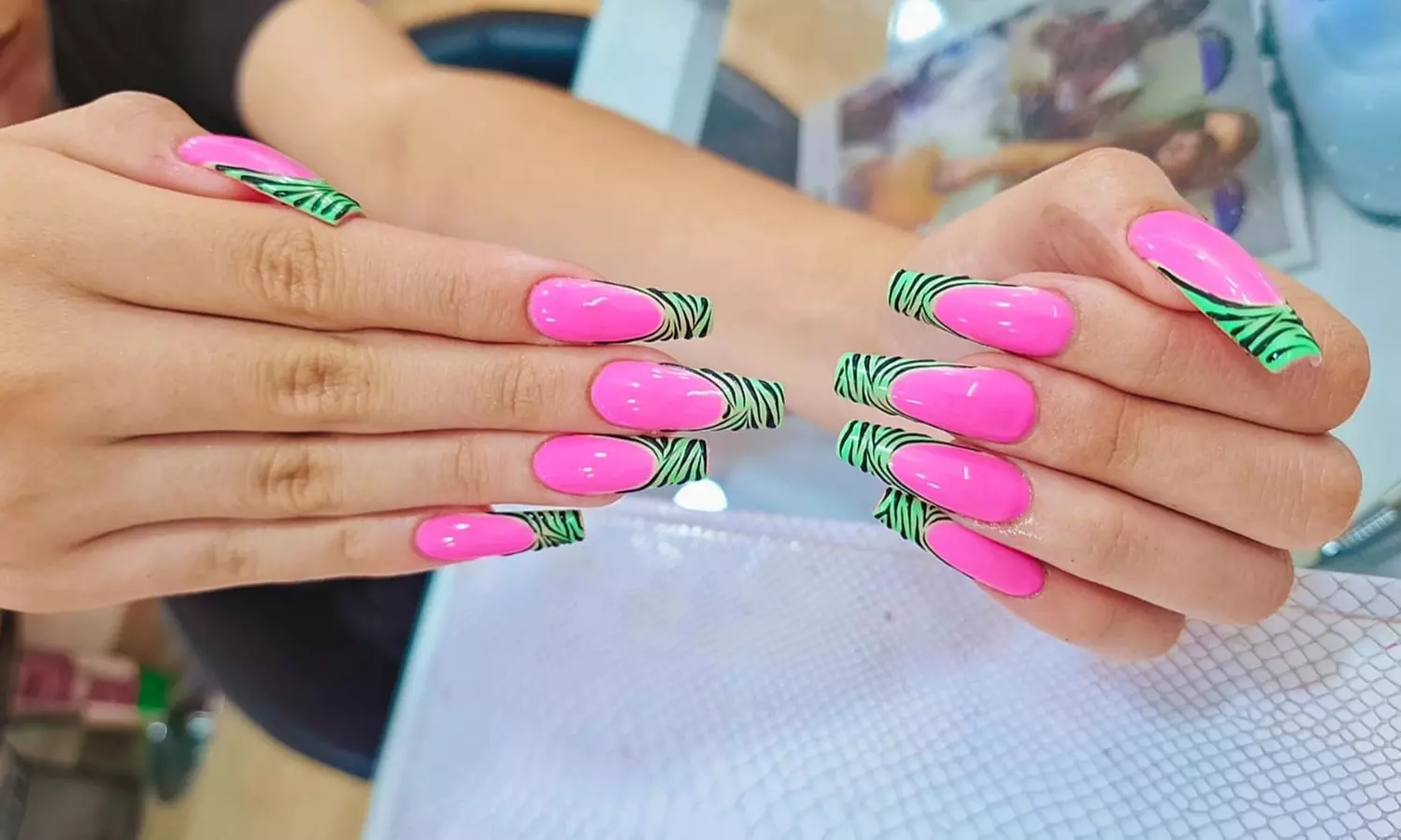 1 o 3 sesiones de manicura y/o pedicura convencional o semipermanente