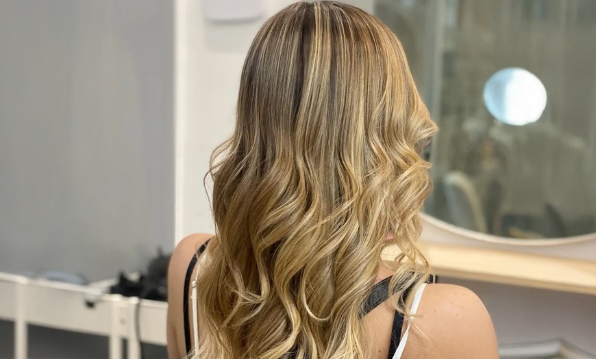 Image 3: Sesión de peluquería completa con opción a tinte de raíz o mechas
