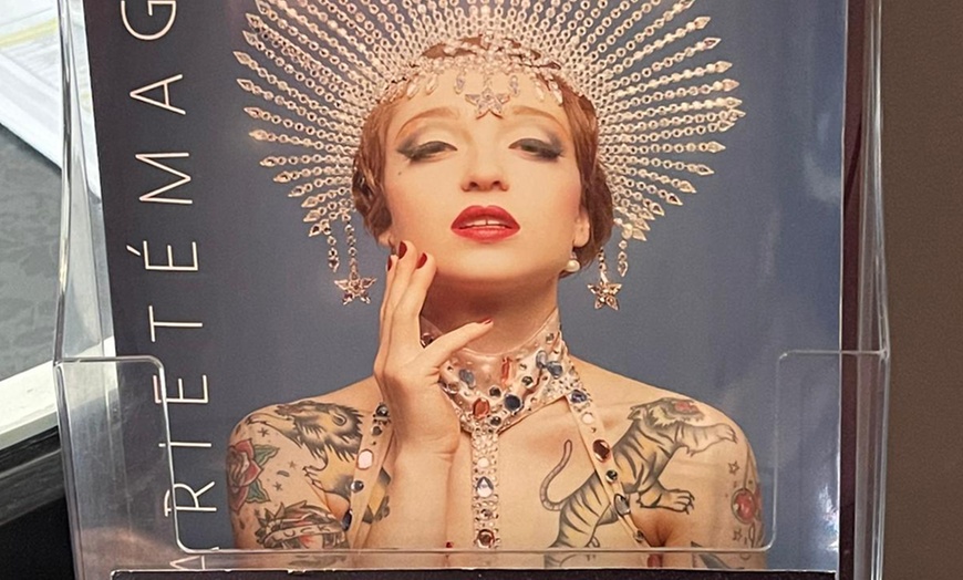 Image 2: Ticket & Magazin für "Elvis" vom 12.09.–09.11.25 im Varieté Stuttgart