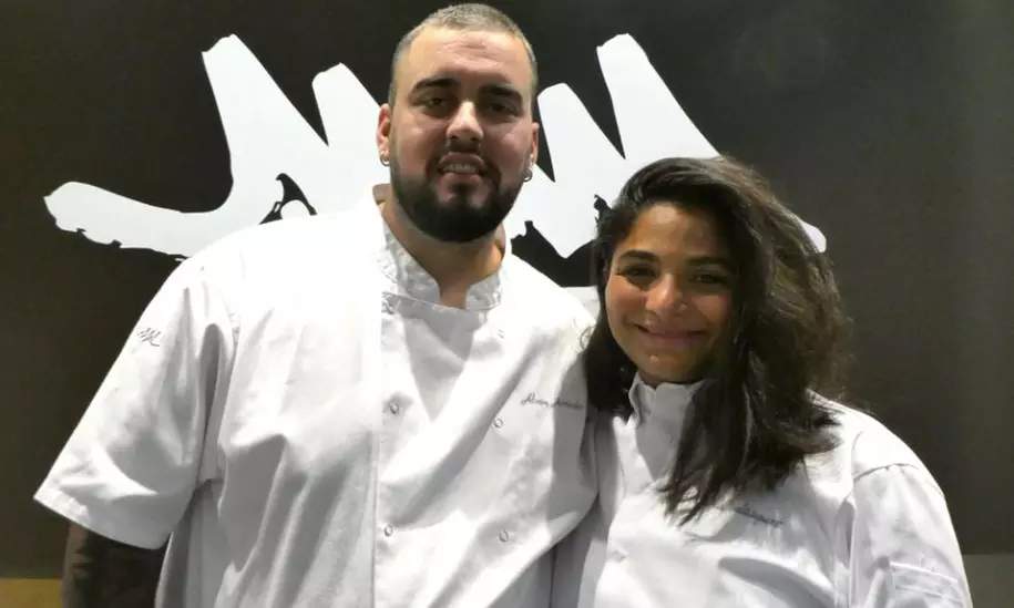 Menú con aperitivo, pases a elegir, postre a compartir y bebida