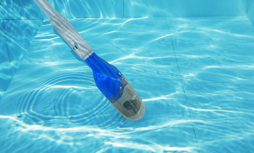 Image 4: Bestway Flowclear AquaTech Battery-Operated Pool Vacuum Cleaner